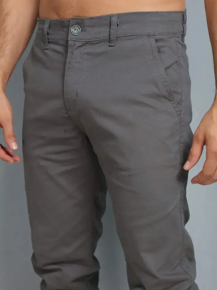 Calça sarja masculina cinza — detalhe da cintura