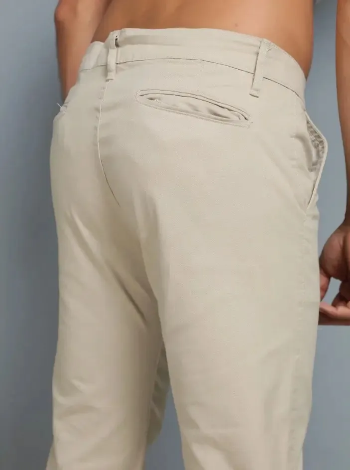 Calça sarja masculina areia — costas